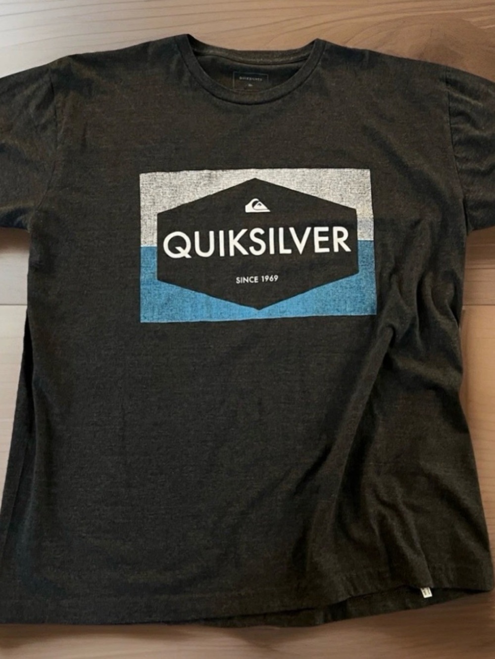 Quiksilver Charcoal Short Sleeve Tee with Blue and White Graphic size XL #482